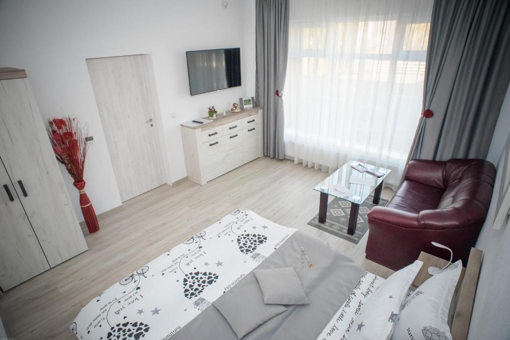 een woonkamer met een bank en een tafel bij Apartament LA MAL in Sibiu