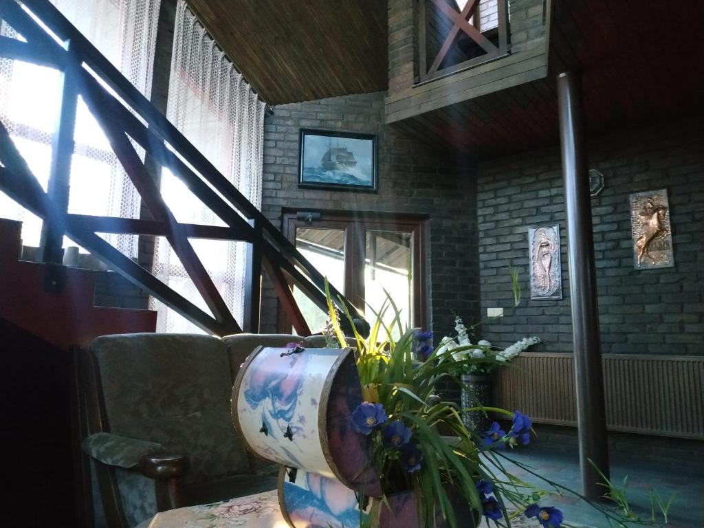 リヴィウにあるГостинний Двірの花瓶と植物のあるテーブル付きの部屋