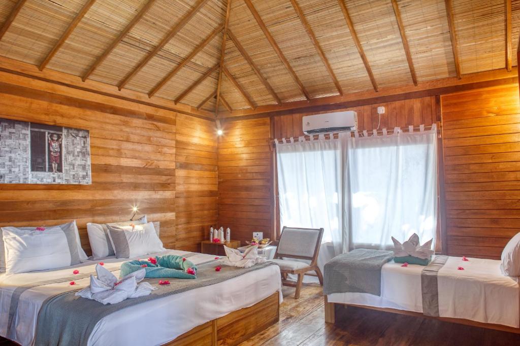 Postel nebo postele na pokoji v ubytování Kuda Laut Boutique Dive Resort