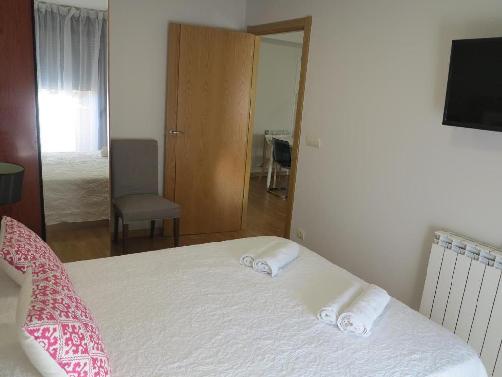 Postel nebo postele na pokoji v ubytování Tudela balcón de Bardenas