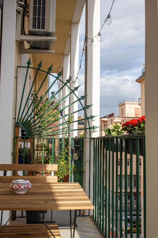 a balcony with a bench and flowers on a building at il Palchetto B&B di Charme e Design in Palermo