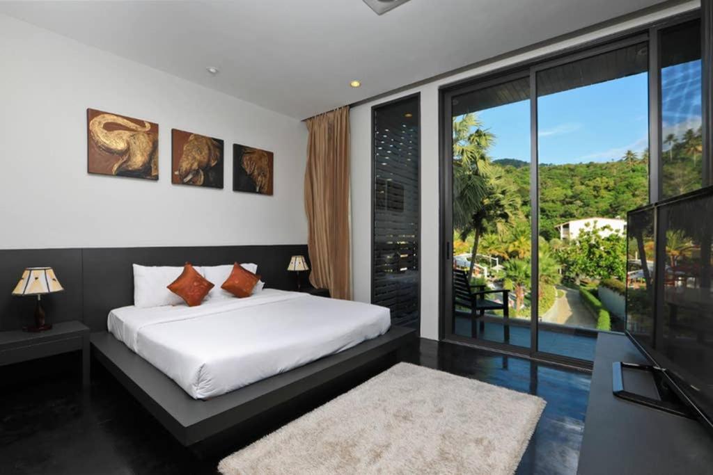 Säng eller sängar i ett rum på 3 bed beachfront modern house in Kata Noi