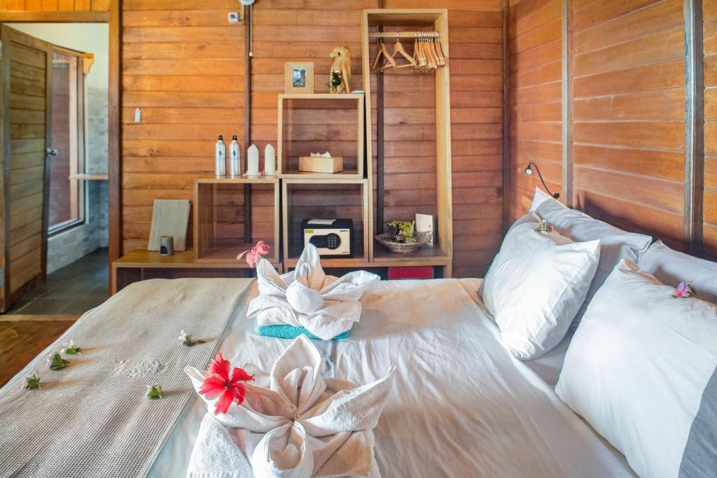 Postel nebo postele na pokoji v ubytování Kuda Laut Boutique Dive Resort