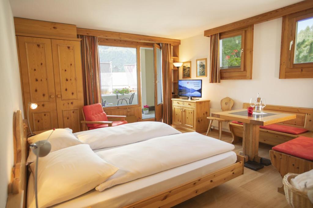 Hotel Chesa Surlej - Habitación Doble Estándar Con Balcón