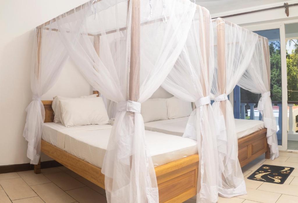 Postel nebo postele na pokoji v ubytování Mombasa Vacations Beach Studio B11