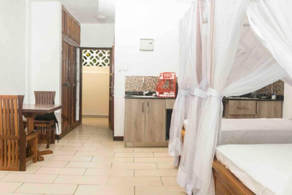 Postel nebo postele na pokoji v ubytování Mombasa Vacations Beach Studio B11