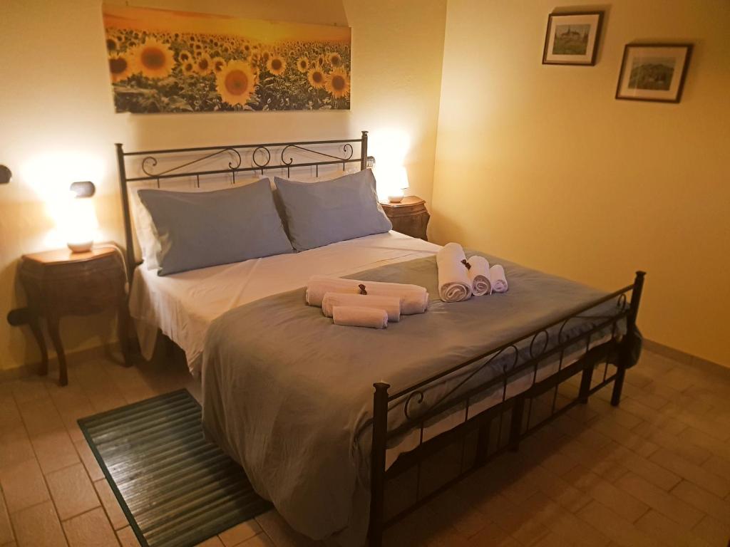 1 dormitorio con 1 cama con 2 toallas en Il Cantuccio nel Chianti, en Vagliagli