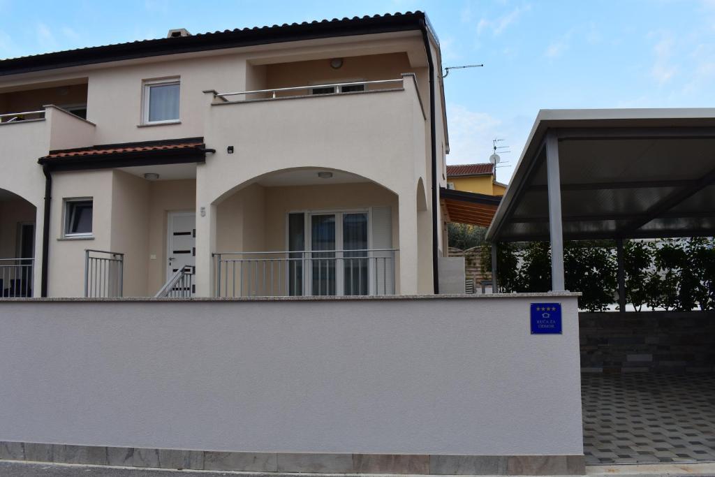 Budova, kde se vila nachází