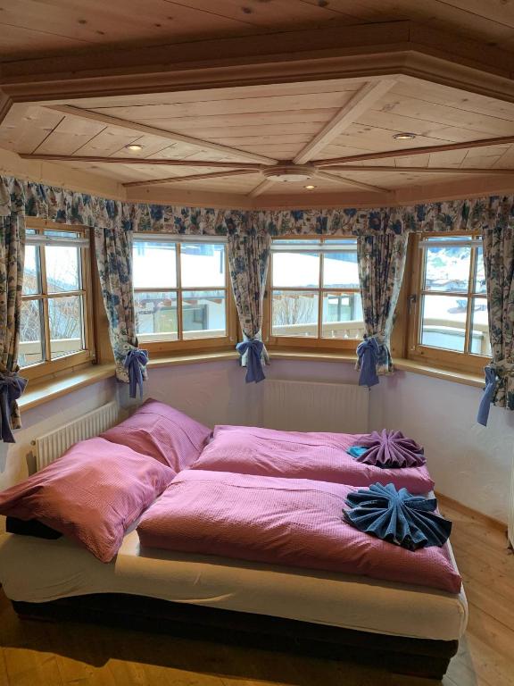Postel nebo postele na pokoji v ubytování Landhaus Erlzette