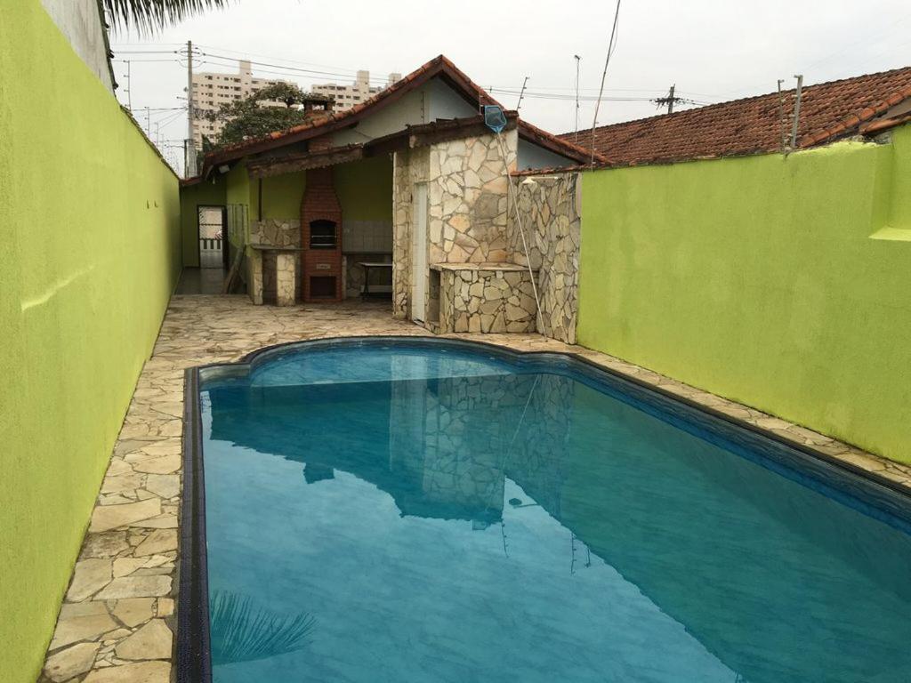  CASA COM PISCINA Á MENOS DE 100 METROS DA PRAIA