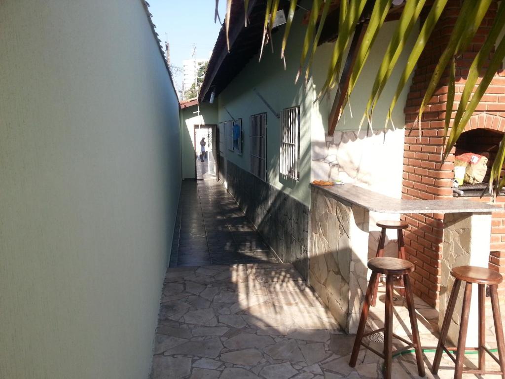  CASA COM PISCINA Á MENOS DE 100 METROS DA PRAIA