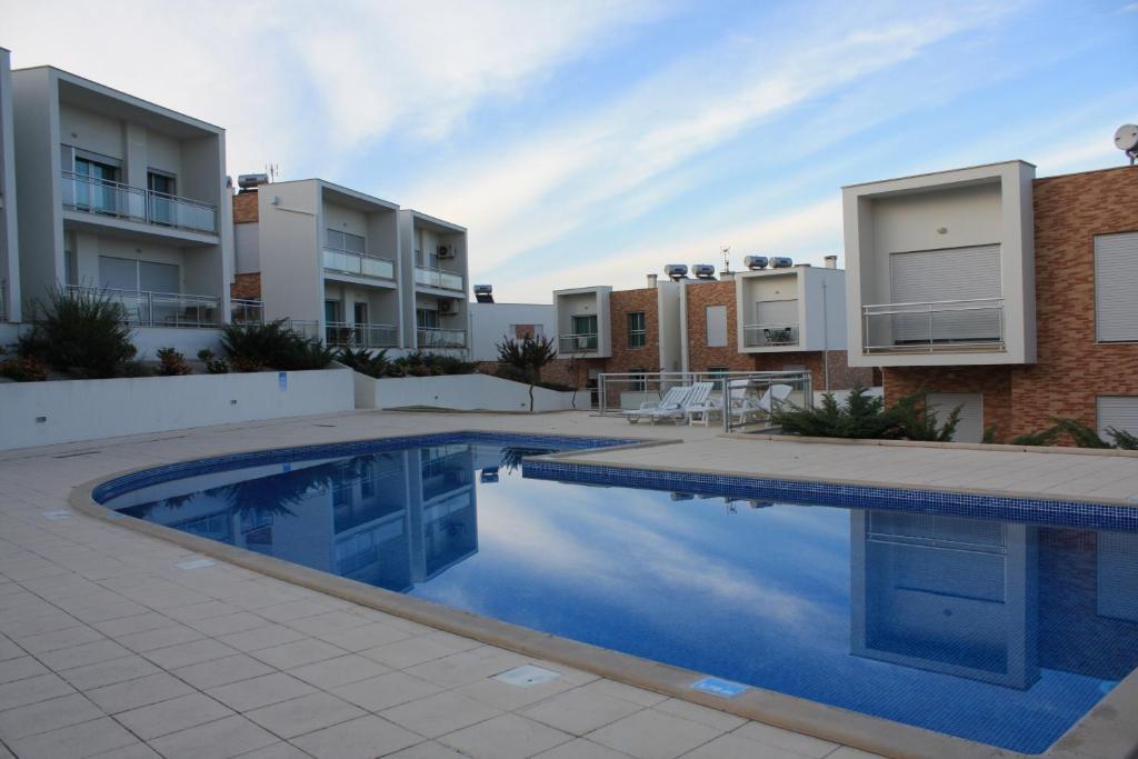 una piscina frente a algunos edificios de apartamentos en Salir Do Porto en Salir de Porto