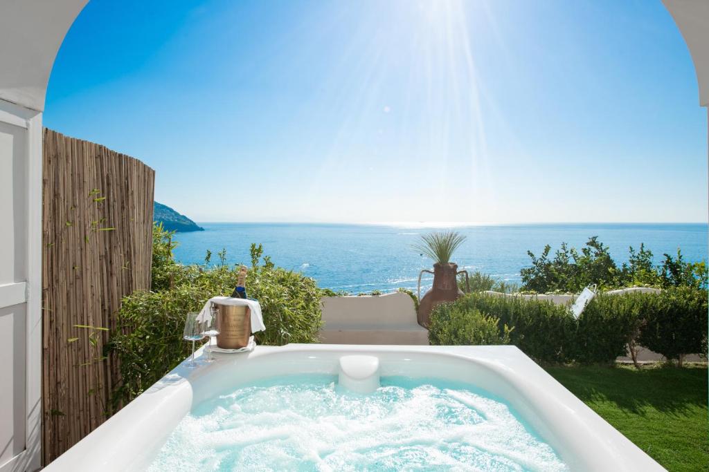 bañera con vistas al océano en La Casa di Peppe Guest House & Villa, en Positano