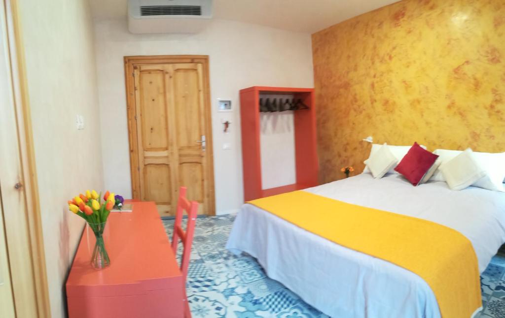 En eller flere senger på et rom på Casa Orrù
