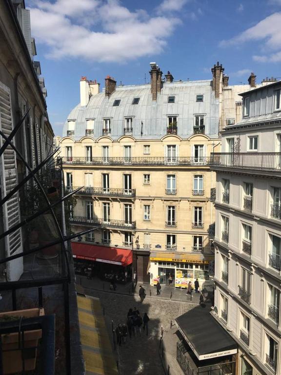 - une vue sur un grand bâtiment d'une ville dans l'établissement Quartierlatin apartment, à Paris