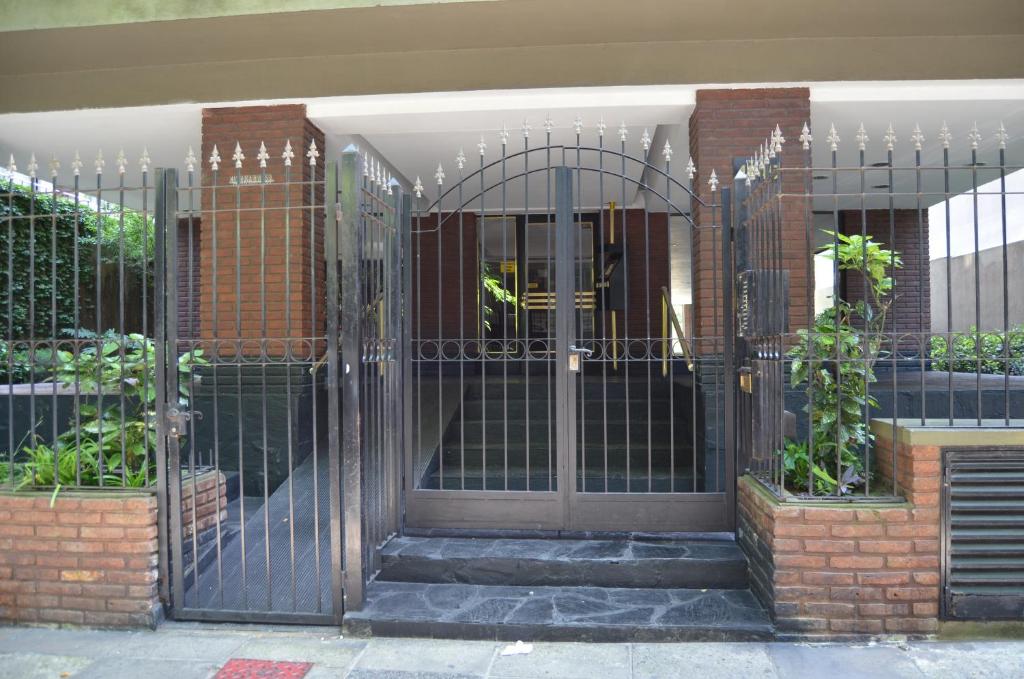 una entrada a un edificio con una puerta de metal en APARTAMENTO VIAJERO 2 en Buenos Aires