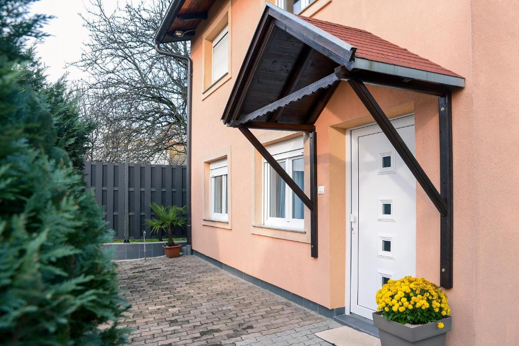 Budova, v ktorej sa apartmán nachádza