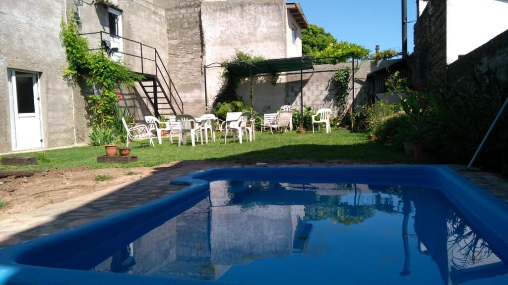 una casa con piscina en un patio en La Llera 2 en Baradero