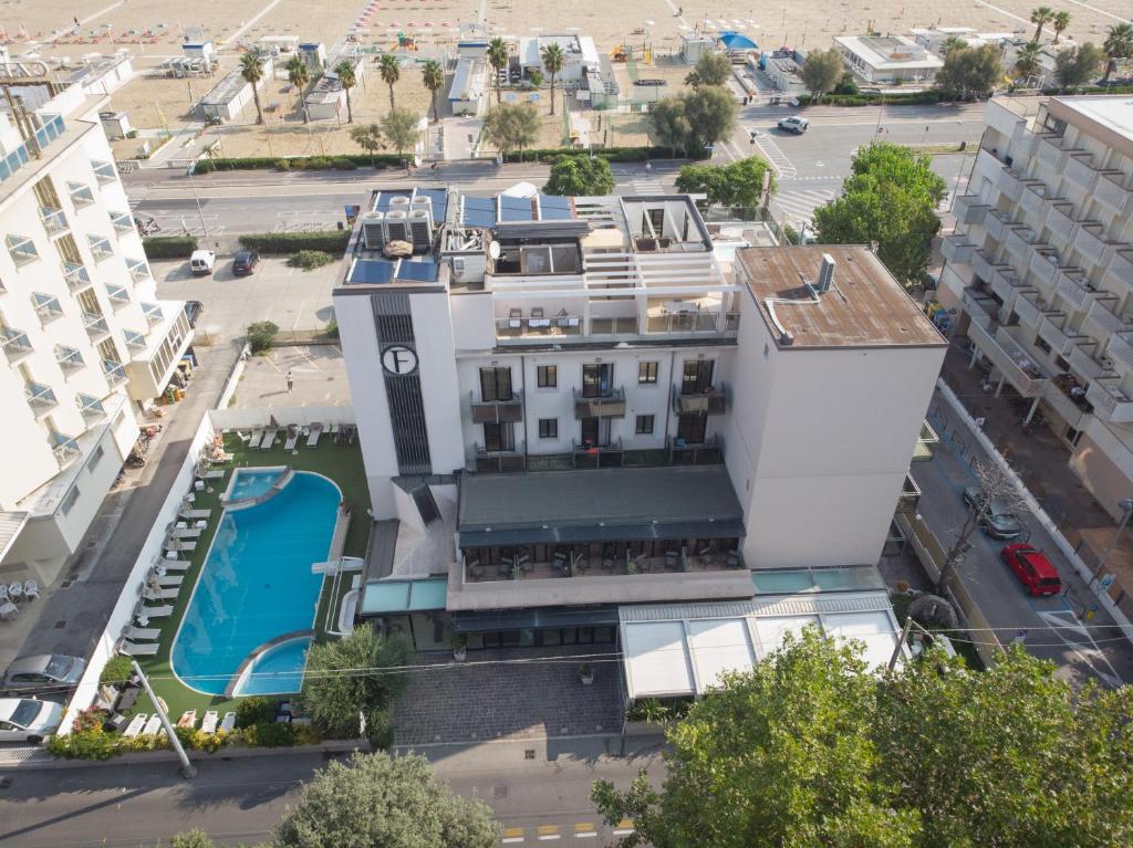 einem Luftblick auf ein Gebäude mit einem Pool in der Unterkunft Ferretti Beach Hotel in Rimini