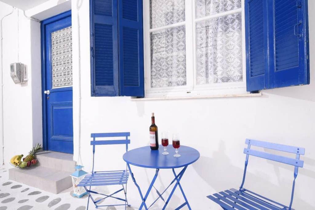 un tavolo con due sedie e una bottiglia di vino di Old Town Traditional House a Paroikia
