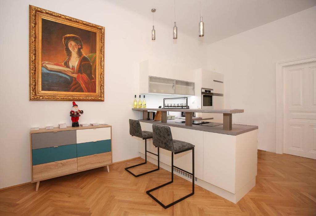 una cocina con encimera y una pintura en la pared en Luxusapartment Altes Rathhaus, en Viena