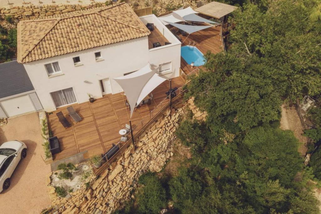 einen Blick über ein Haus mit einer Holzterrasse in der Unterkunft les chambres de toucas in Solliès-Toucas