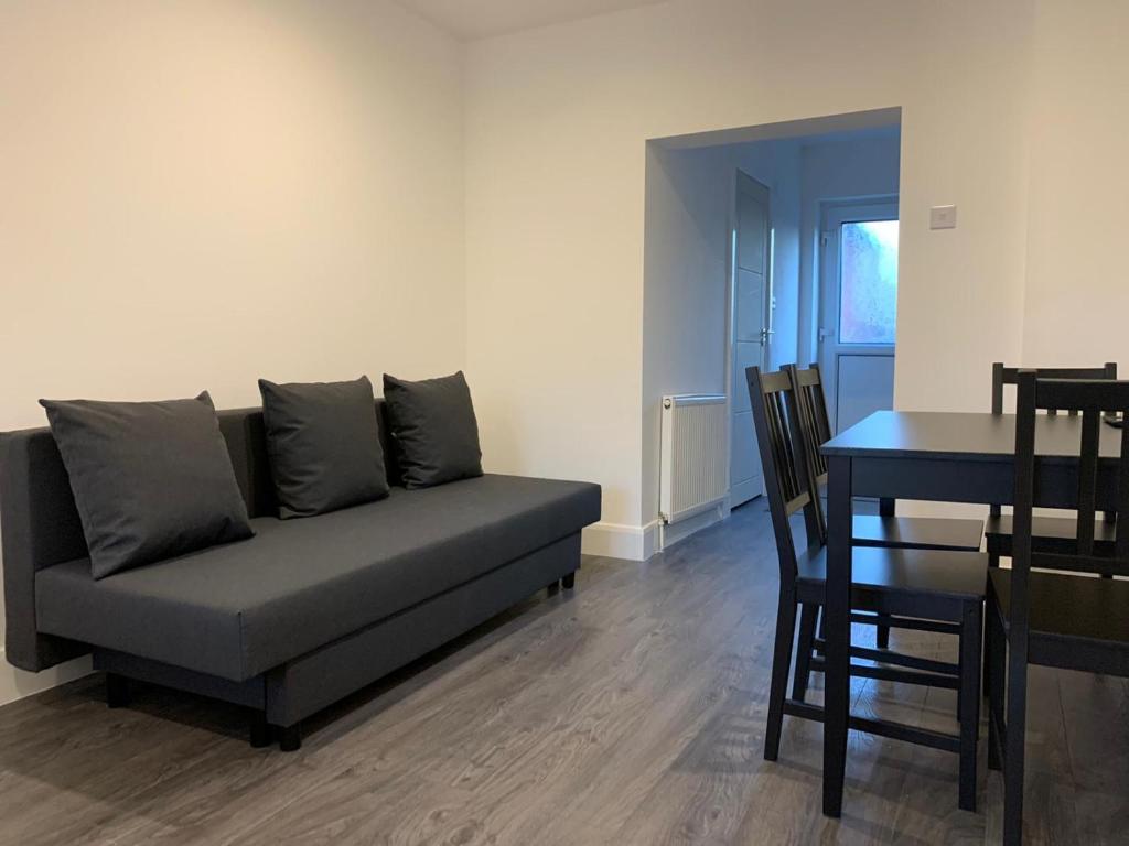 Luxury Suites near Wembley Stadium, Wembley Arena, London Designer Outlet - Studio With Garden View