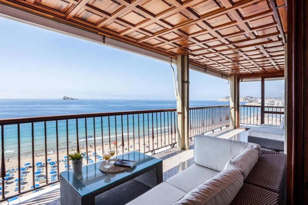 balkon z kanapą i widokiem na plażę w obiekcie LEVANTE BEACH FRONT OF THE SEA Estacha w mieście Benidorm