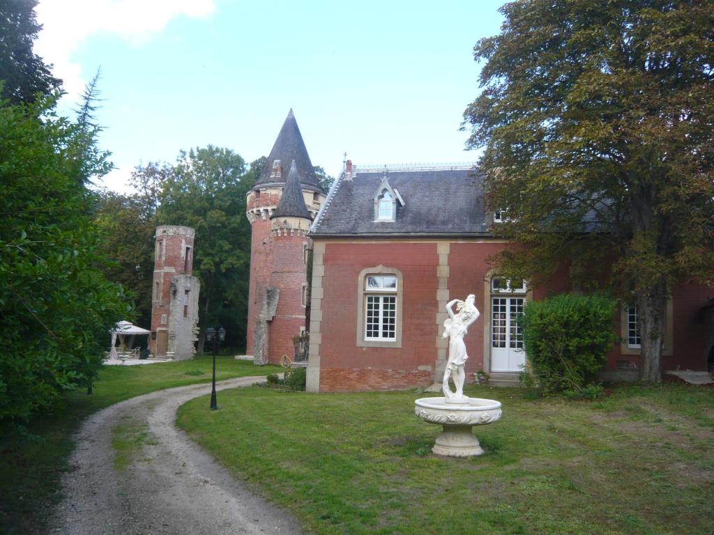 una estatua de una chica en una fuente frente a una casa en LA DEMEURE DE LA JUINE, en Morigny-Champigny