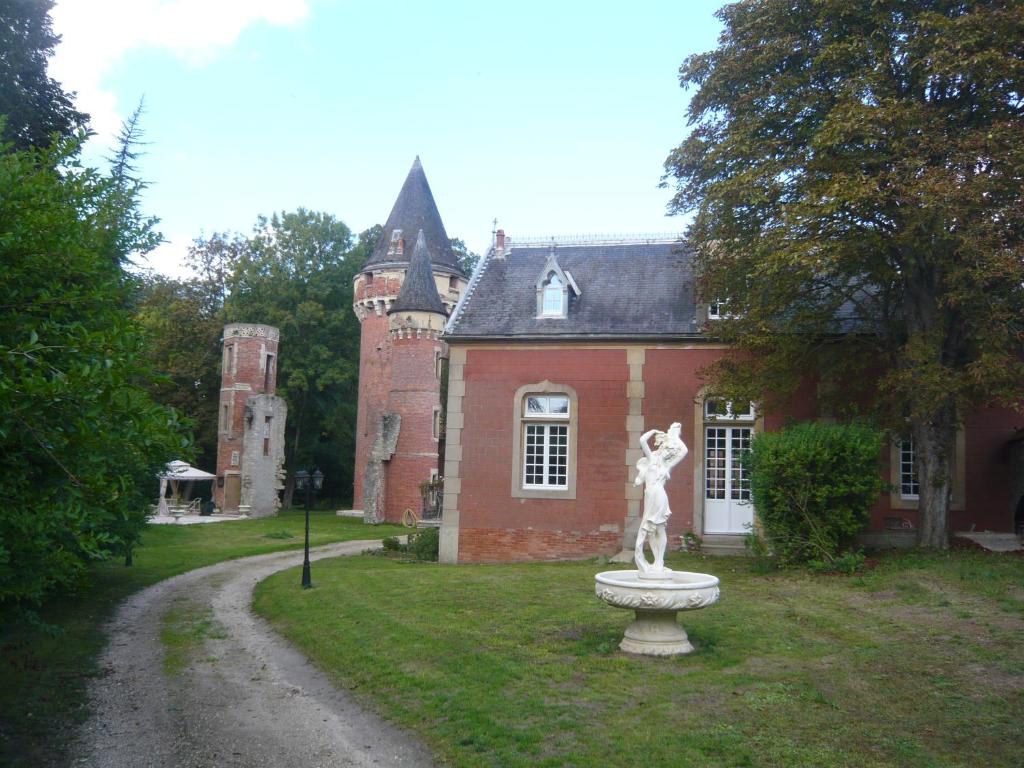 Una statua di una ragazza su una fontana di fronte a una casa di LA DEMEURE DE LA JUINE a Morigny-Champigny