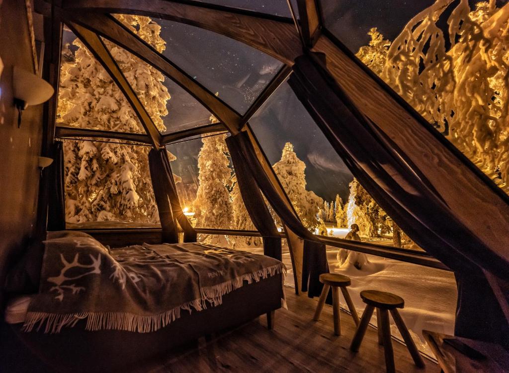 Camera con letto in tenda e finestra. di Syöte Igloos a Syöte