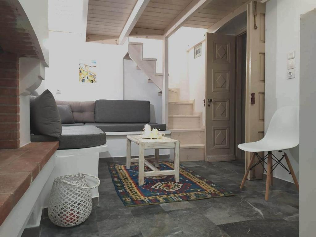 salon z kanapą i stołem w obiekcie Kalymnos Studio just4two w mieście Kalimnos