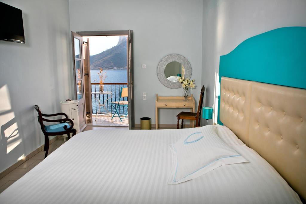Postel nebo postele na pokoji v ubytování MasouriBlu Boutique Hotel