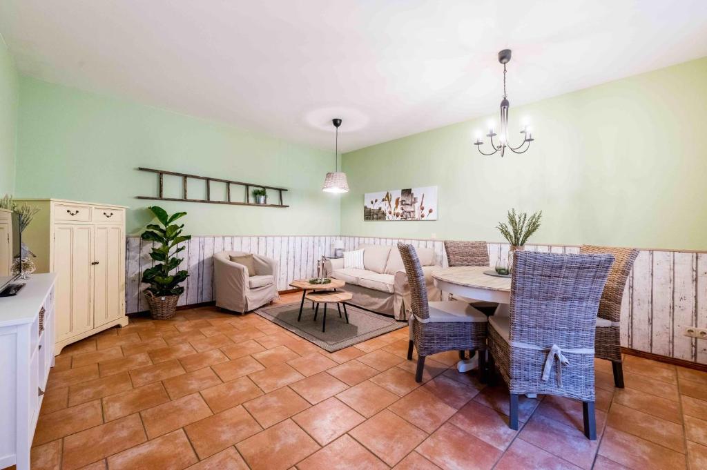 Villa Monsei - das Herzstück in Bad Schandau, top Lage, modern, mit Parkplatz! - One-Bedroom Apartment