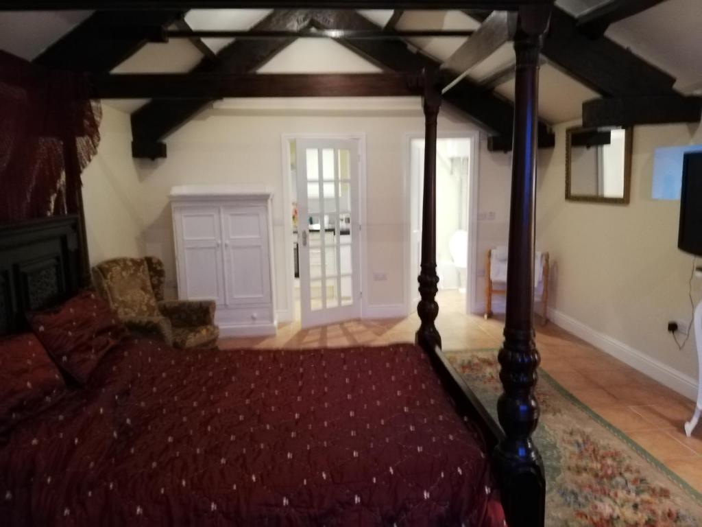 sypialnia z łóżkiem w pokoju w obiekcie Annie's w mieście Carlisle