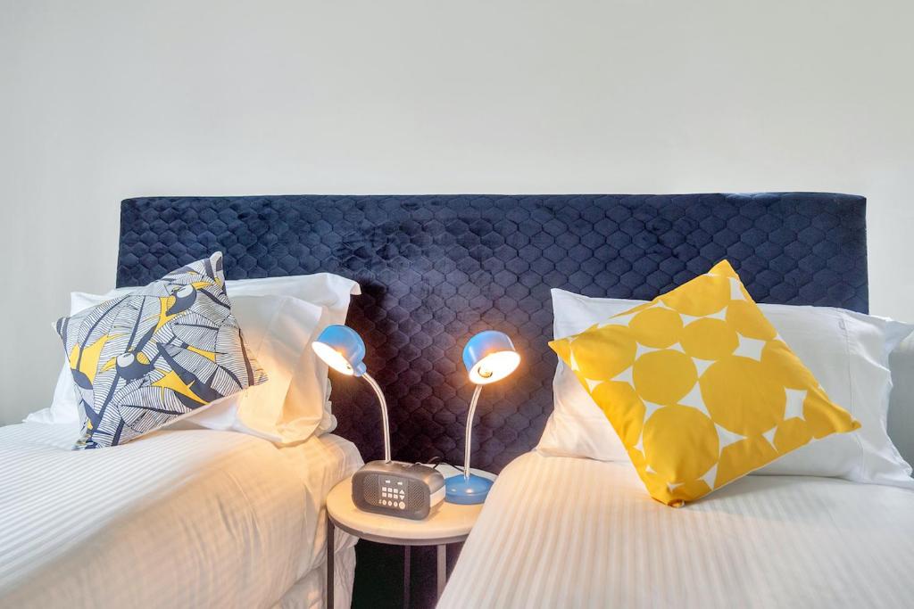 Roomie Apartment Hotel房間的床