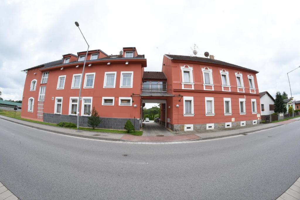 un gran edificio rojo al lado de una calle en Casino Admiral Velenice - Gmünd, en České Velenice