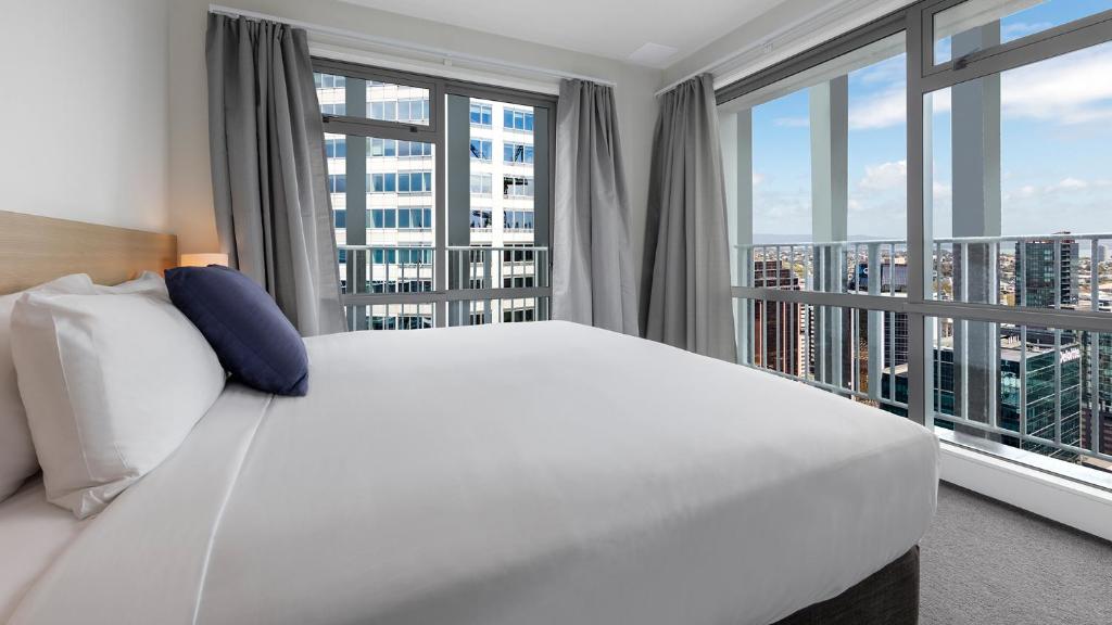 Postel nebo postele na pokoji v ubytování Auckland Harbour Suites