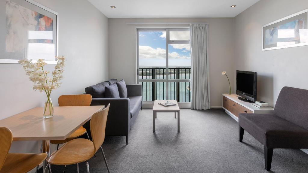TV a/nebo společenská místnost v ubytování Auckland Harbour Suites