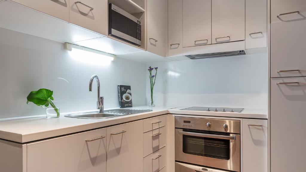Kuchyň nebo kuchyňský kout v ubytování Auckland Harbour Suites