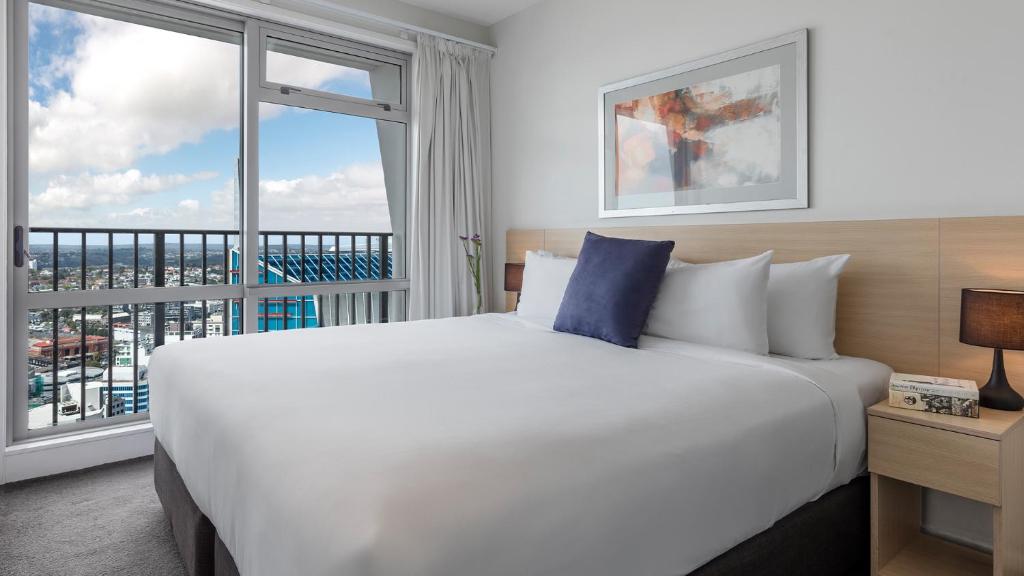 Postel nebo postele na pokoji v ubytování Auckland Harbour Suites