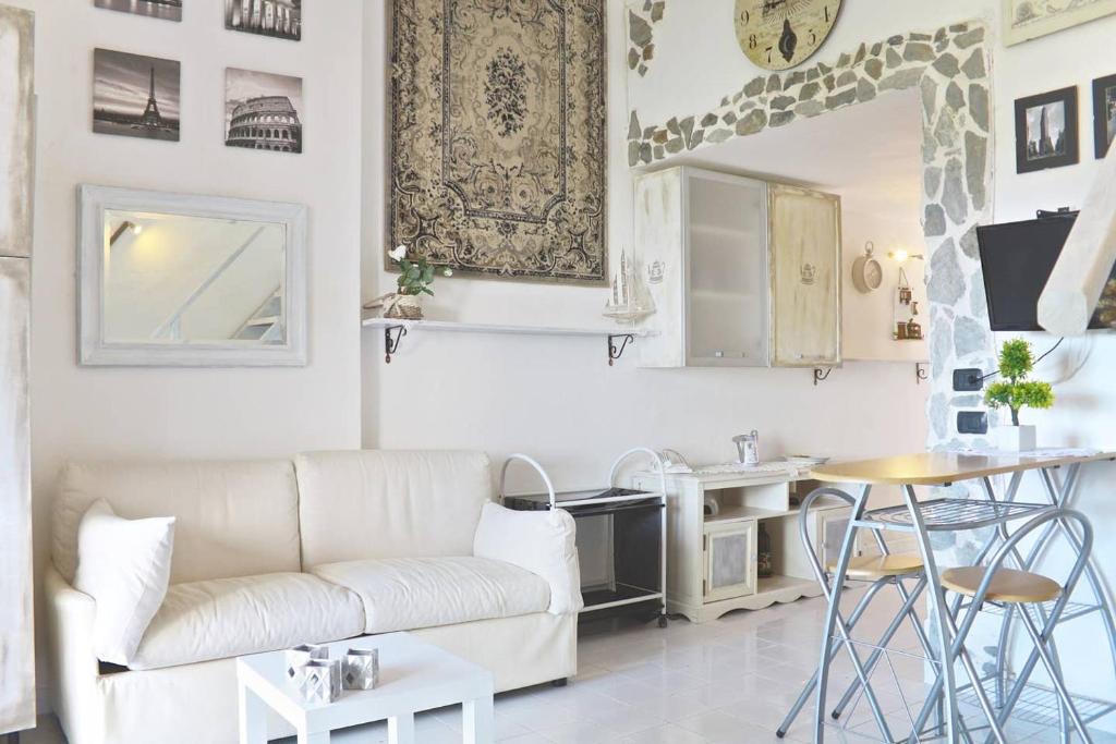 un soggiorno con divano e tavolo di Villa Turchese Andrea a Olbia