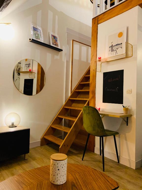 Cette chambre dispose d'un escalier, d'un bureau et d'une chaise. dans l'établissement La maison de Nina, à Sens