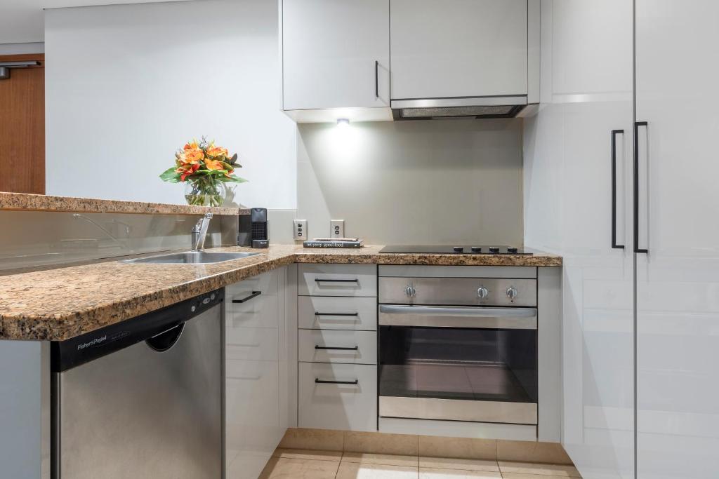 Köök või kööginurk majutusasutuses Avani Metropolis Auckland Residences