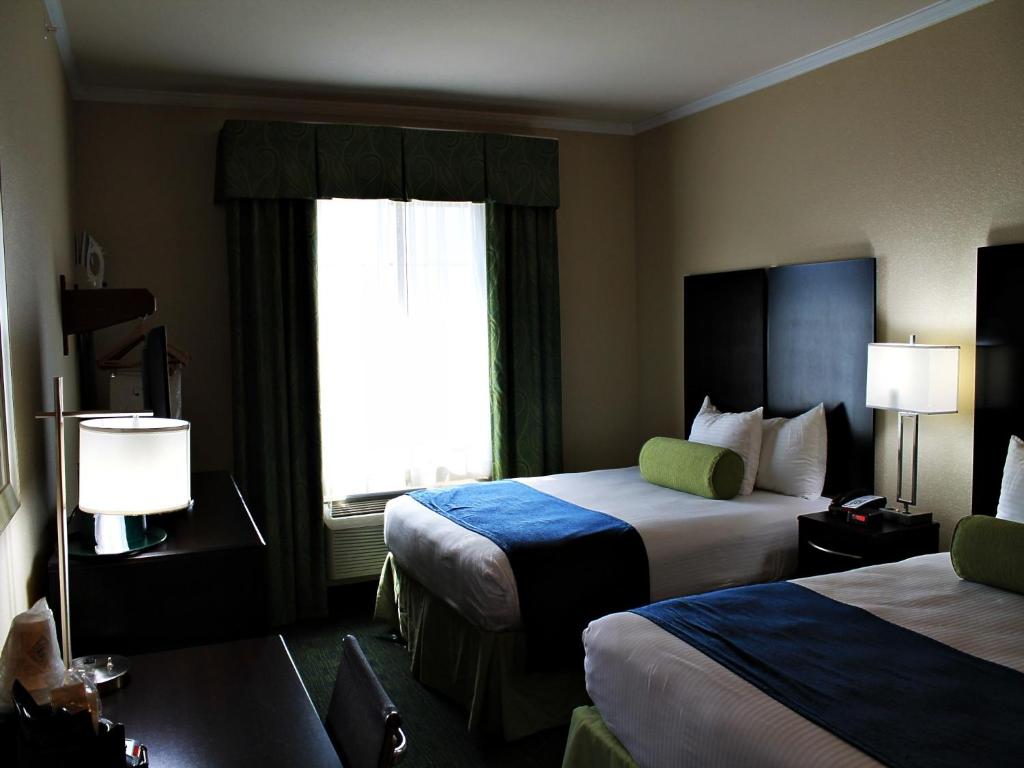 Cityview Inn & Suites Downtown /RiverCenter Area - Queen Room Met Twee Queensize Bedden