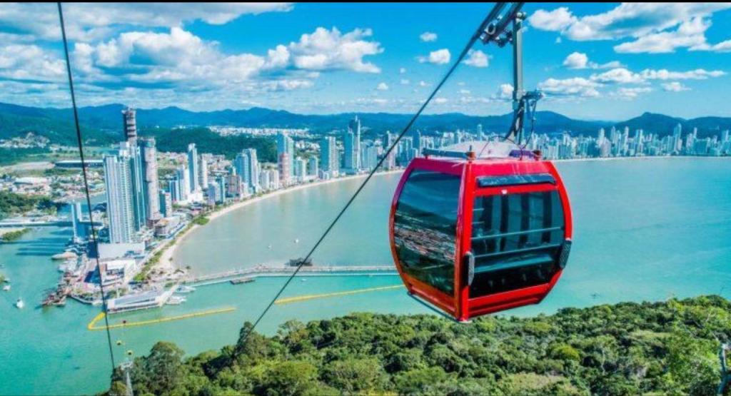  Apto 2 quartos WI-Fi grátis centro perto da praia B Camboriú