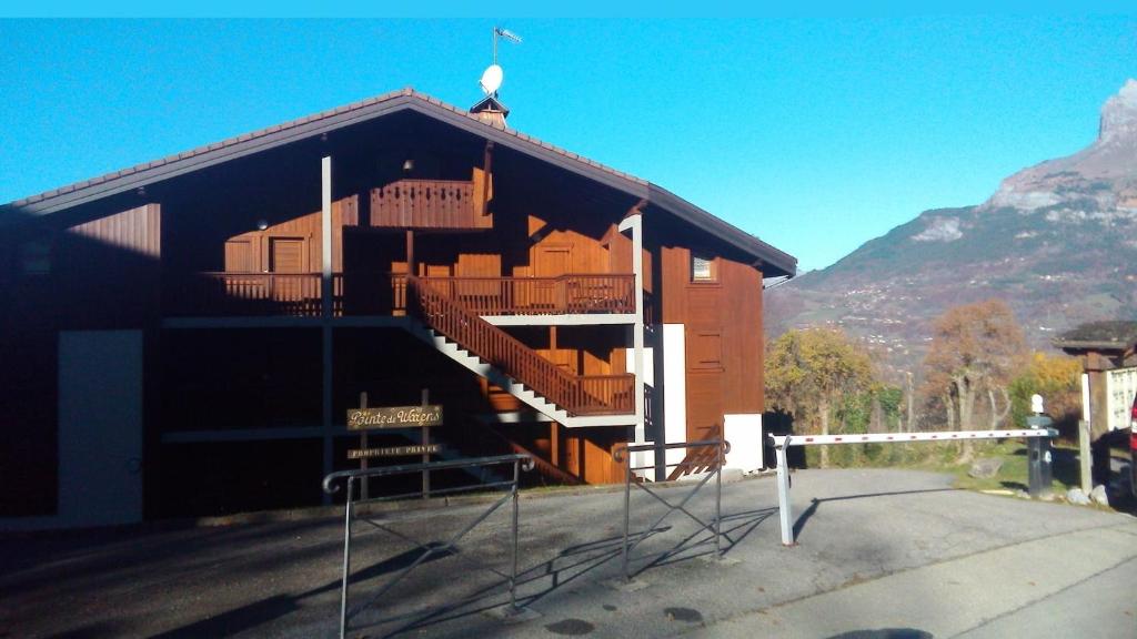 un edificio con escaleras y una montaña en el fondo en St Gervais, Home With A View; 3 Beds, Pkg, Central, en Saint-Gervais-les-Bains