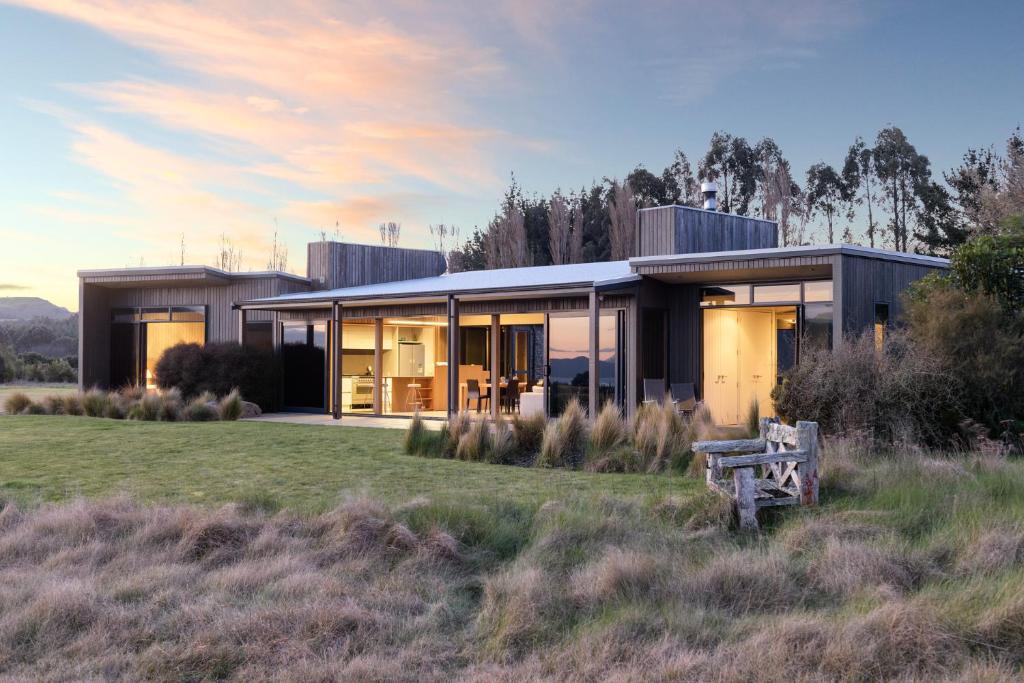 a house in the middle of a field at Dunalistair House at The Kinloch Club Golf Course in Kinloch