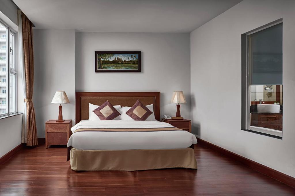 Postel nebo postele na pokoji v ubytování Phnom Penh Katari Hotel