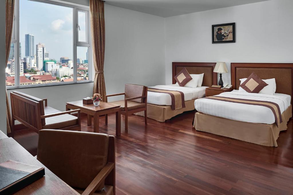 Postel nebo postele na pokoji v ubytování Phnom Penh Katari Hotel